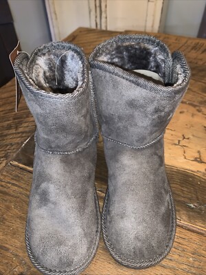 Arctic Paw Youth Size 2 fur-lined Boot. New W/tag