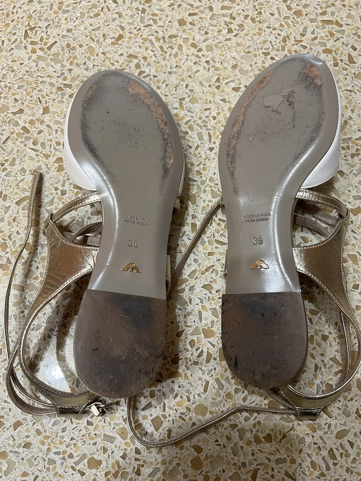 Sandalias Emporio Armani blancas y doradas Foto 2 de 4