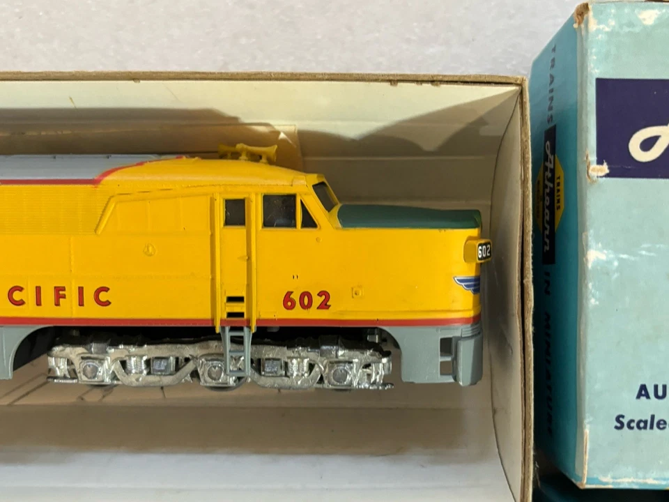 PAR DE TRENES LOCOMOTORA ATHERN ALCO PA-1 UNION PACIFIC 602 MOTORIZADOS - 605 UNIDAD B Foto 4 de 4
