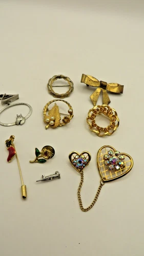 Lot Of 8 Vintage Costume Brooches Pins Pendants Rhinestones Jewelry & a Tie Tack
