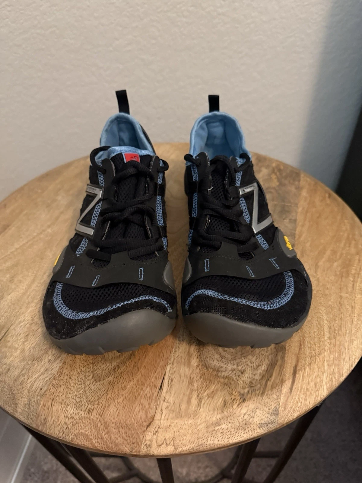 New Balance Minimus women’s trail running shoes in black and blue. 8.5 US