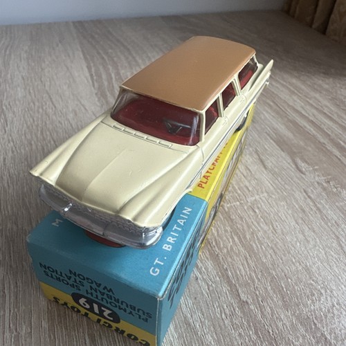 CORGI 219 PLYMOUTH SPORTS SUBURBAN STATION WAGON - MINT - Picture 3 of 15