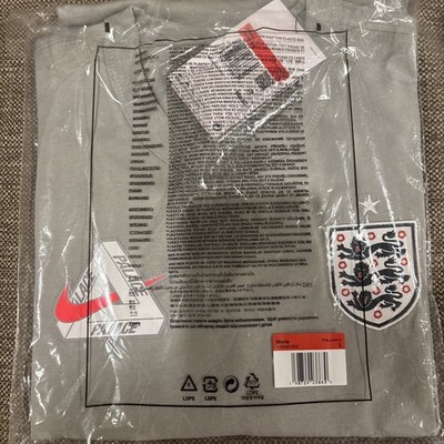 Nike x Palace England T-Shirt Mens Size Large Pewter Grey Red IM6598-052 NWT