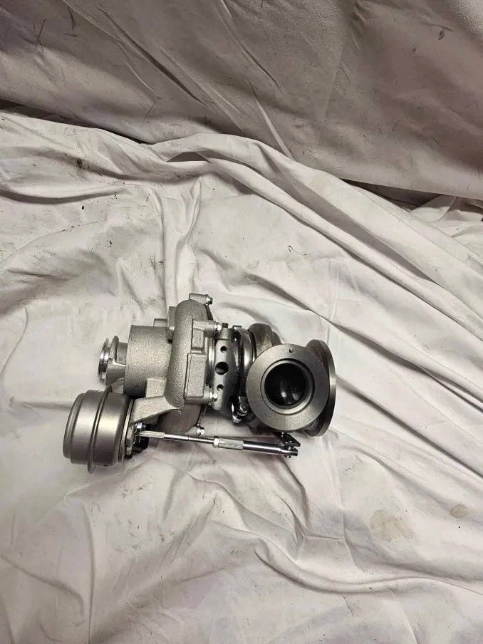 Turbocompresor para BMW X5 X6 750Li 650i 550i GT xDrive Motor 4.4L 11657646092 Foto 2 de 4