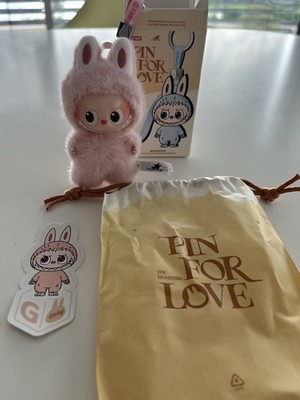 POP MART Labubu The Monsters Pin For Love Plüsch Anhänger ''G'' Giving