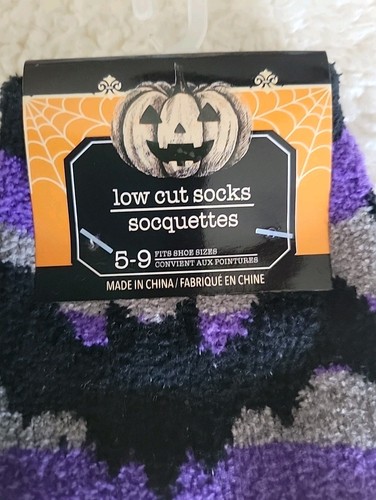 NWT Halloween Size 5-9 ~ 1 Pairs Soft & Fuzzy Low Cut Child Socks Black Bats - Picture 4 of 5