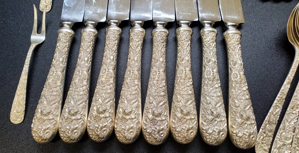 Juego de cubiertos florales S. Kirk & Son de plata esterlina repousse ornamentados de lujo de alta gama Foto 3 de 4