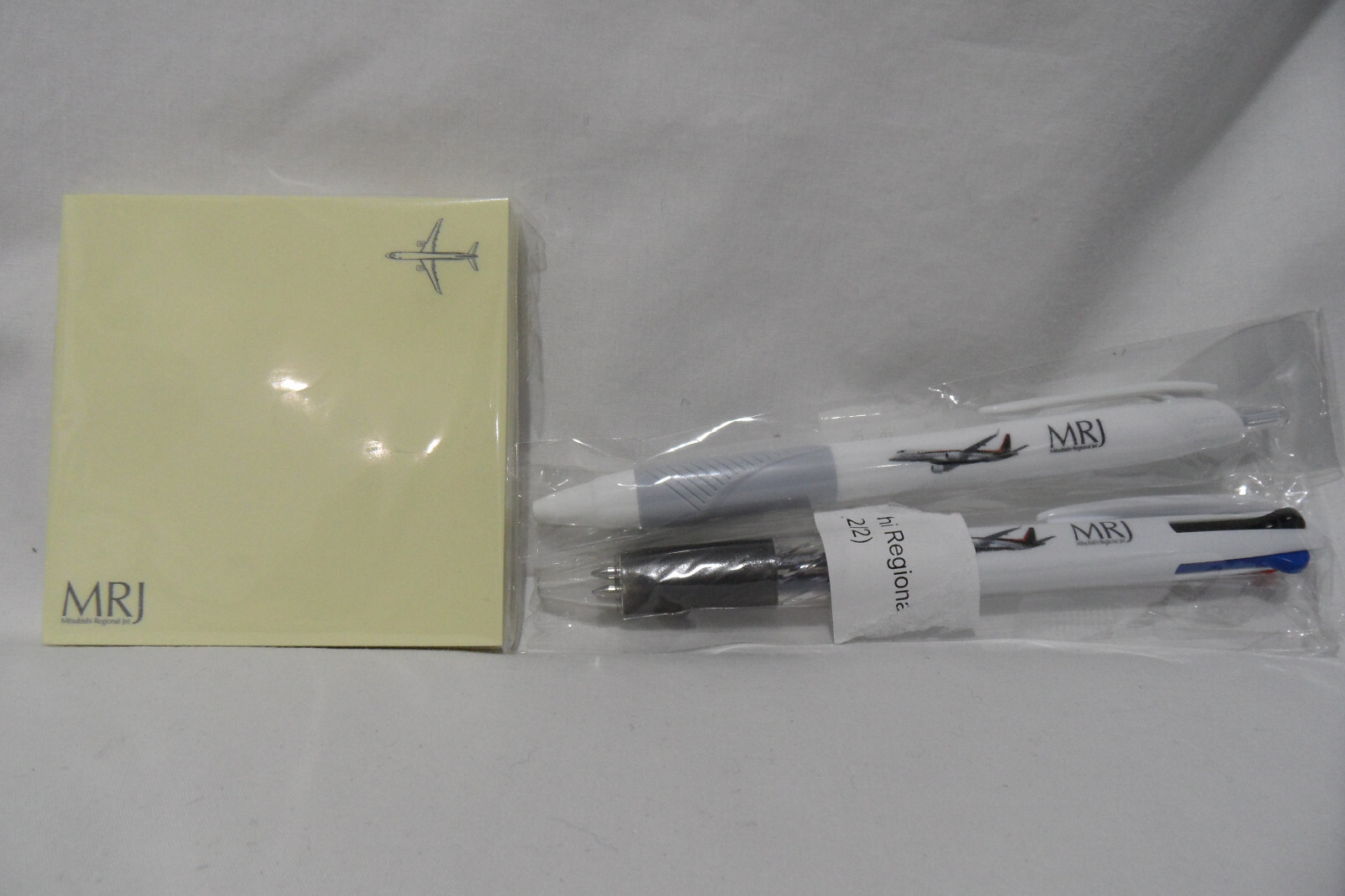 Mitsubishi Regional Jet sticky notes pad with 2 included pens-image