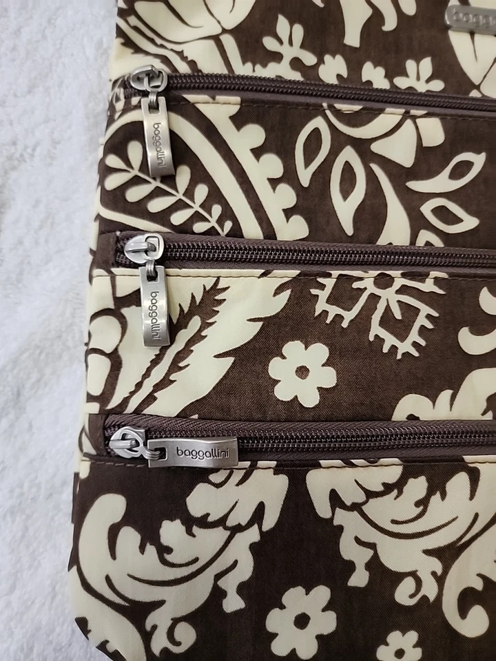 Bandolera Baggallini para mujer marrón marfil floral usada Foto 2 de 4