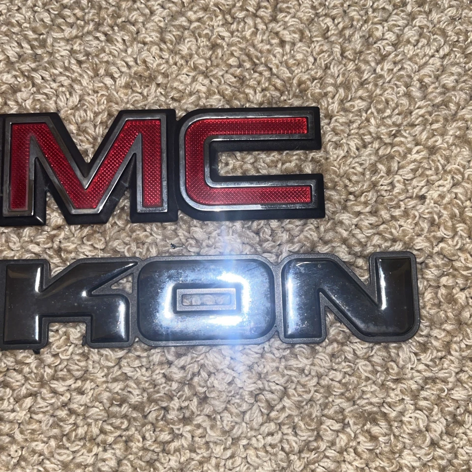 Juego de insignias emblema trasero GMC Yukon. OEM 2000-2006 Foto 2 de 2