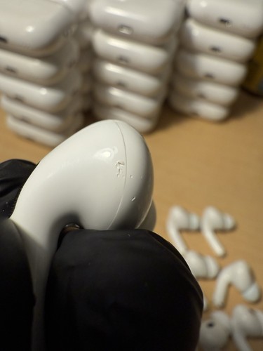 Remplacement USB-C Apple AirPods Pro 2e génération - Côté gauche uniquement A3048 - « Grade C » - Photo 4 sur 8