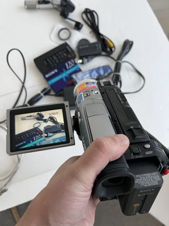 Sony DCR-TRV510 Digital8 Camcorder Nightshot 20x Optical Zoom + Accessories - Image 4 of 4