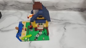 LEGO Creator 31035 Beach Hut Alternate Build House w/ Minifig Surfboard Retired