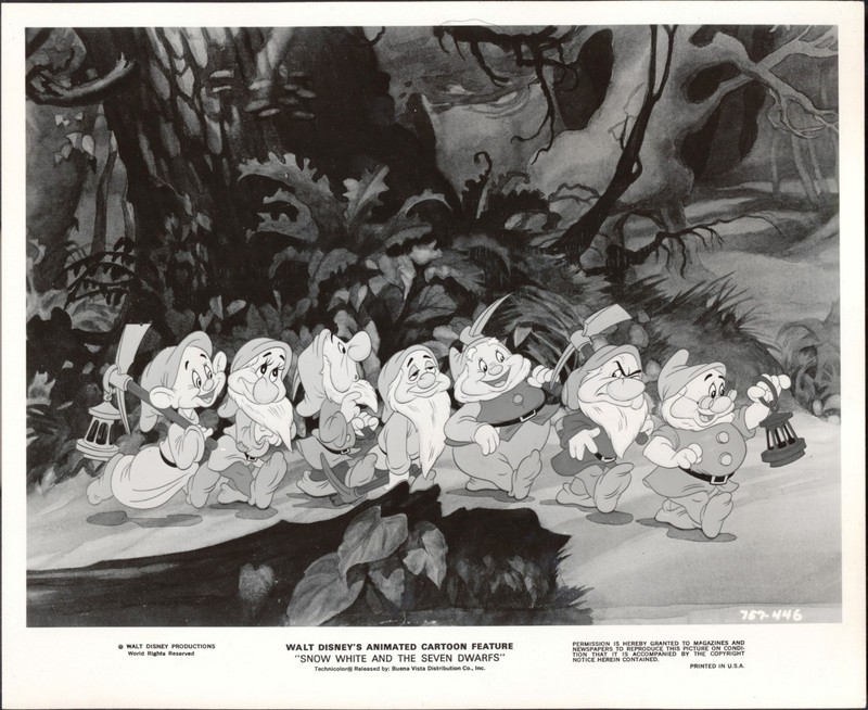 Snow White & Seven Dwarfs lined up B/W Press Photo Walt Disney Productions 1967