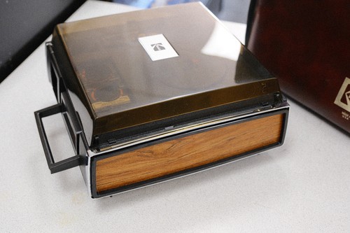 Kodak Moviedeck 477 Super 8 / 8mm projector Vintage 1970's SUPER CLEAN! WORKS! - Picture 9 of 15