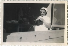 PHOTO ANCIENNE - VINTAGE SNAPSHOT - INFIRMIÈRE COUTURE TRICOT - NURSE KNITTING 1