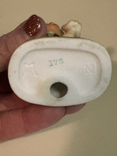 Statuine vintage Tovagliolo Tiny Tots con etichette ragazzo e ragazza che baciano cane/gatto ceramica 3" - Foto 7 di 11