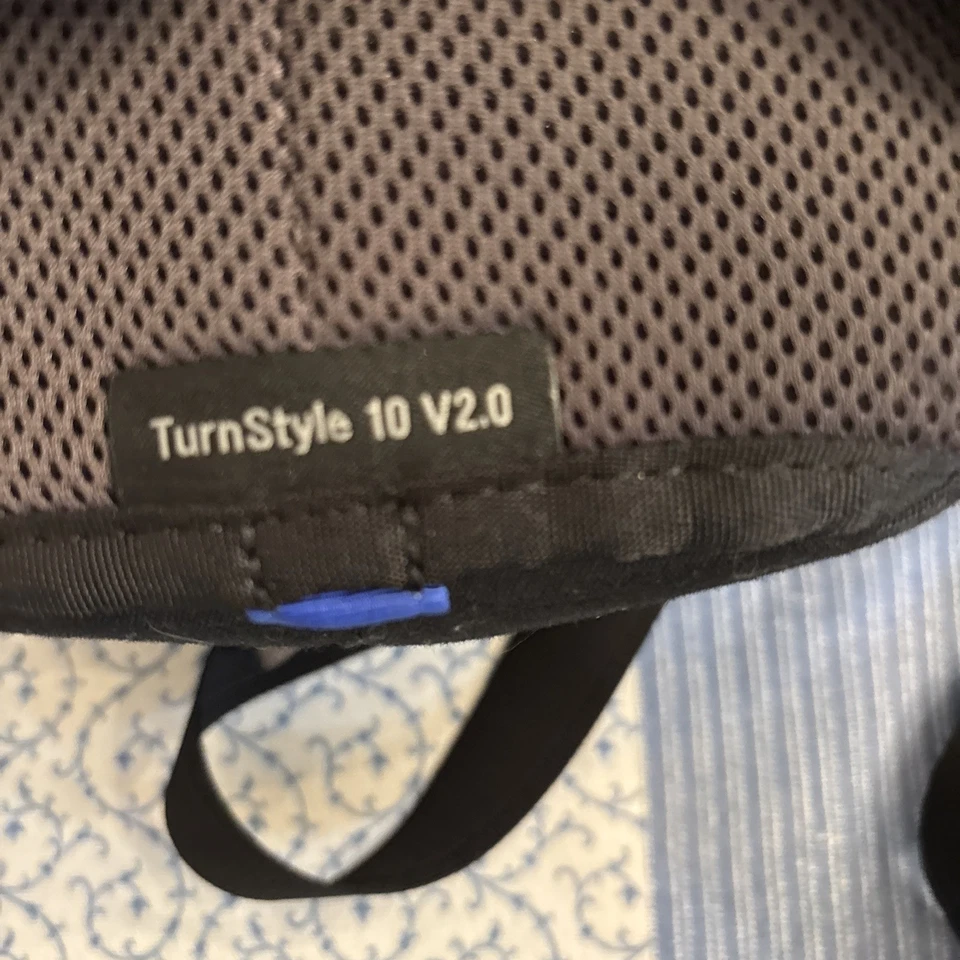 Think Tank TurnStyle 10 V2.0 Sling Camera Bag – Black – Mirrorless Crossbody - Image 3 of 4