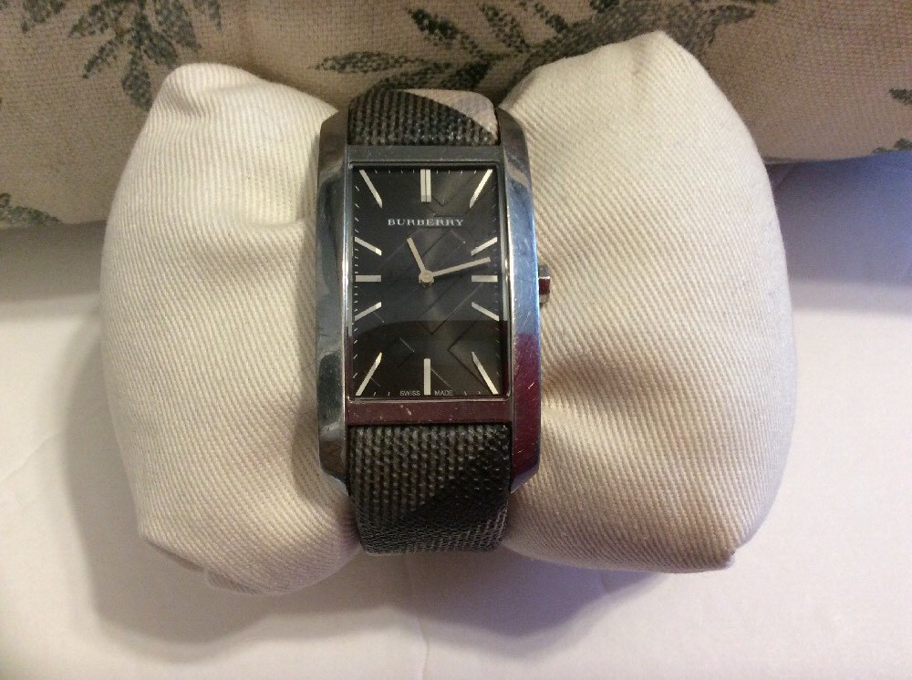 Ladies Burberry Heritage Nova Check Leather Band Black Dial Ladies Burberry Heritage Nova Check Leather Band Black Dial