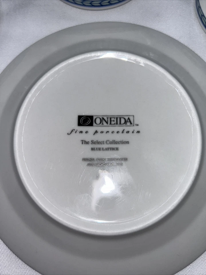 Juego de tazas y platillos de colección de porcelana fina Oneida “Blue Lattice” (4) Foto 4 de 4