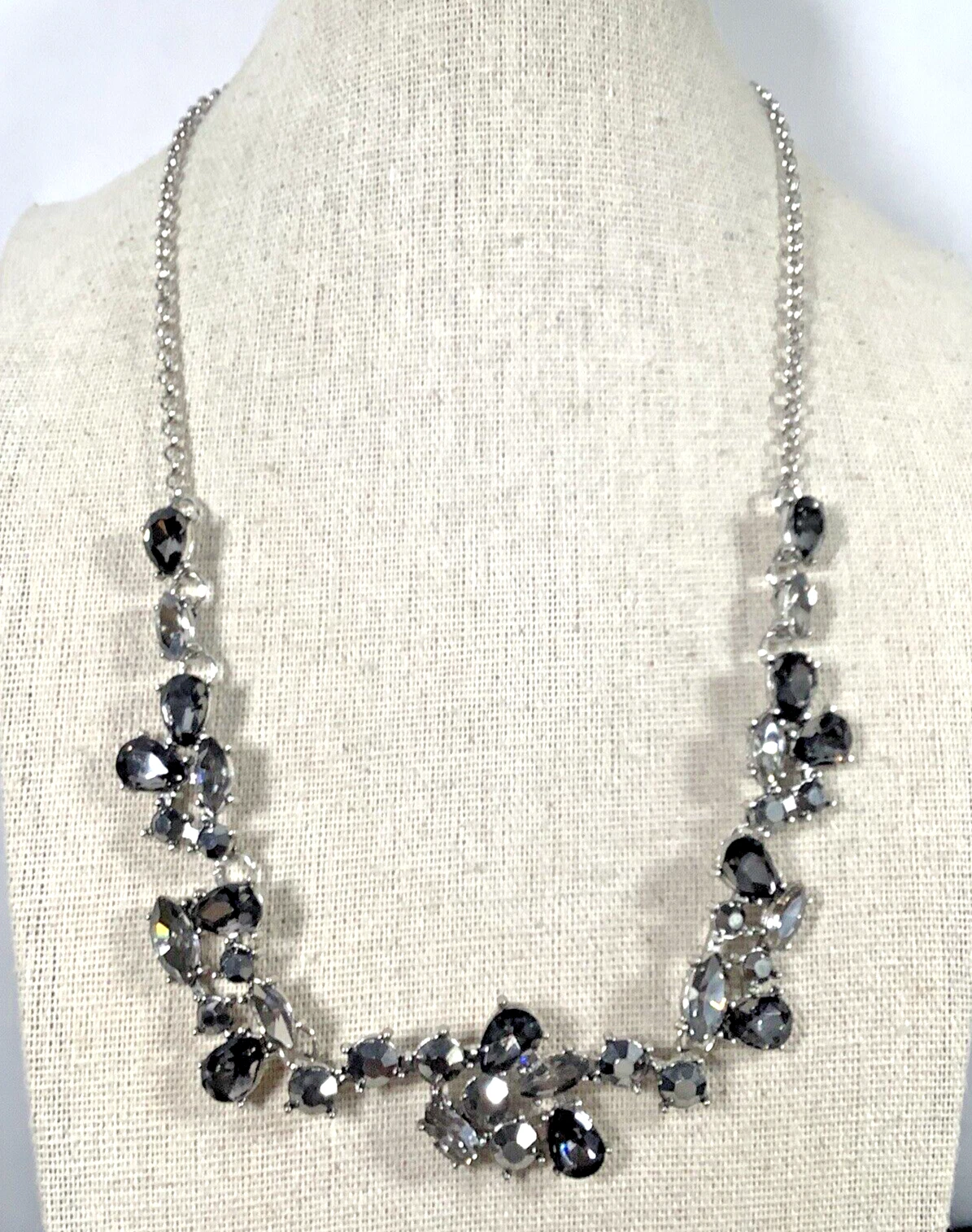 VETEMENTS Collana asimmetrica dichiarazione tono argento perle sfaccettate trasparenti fumè 22"