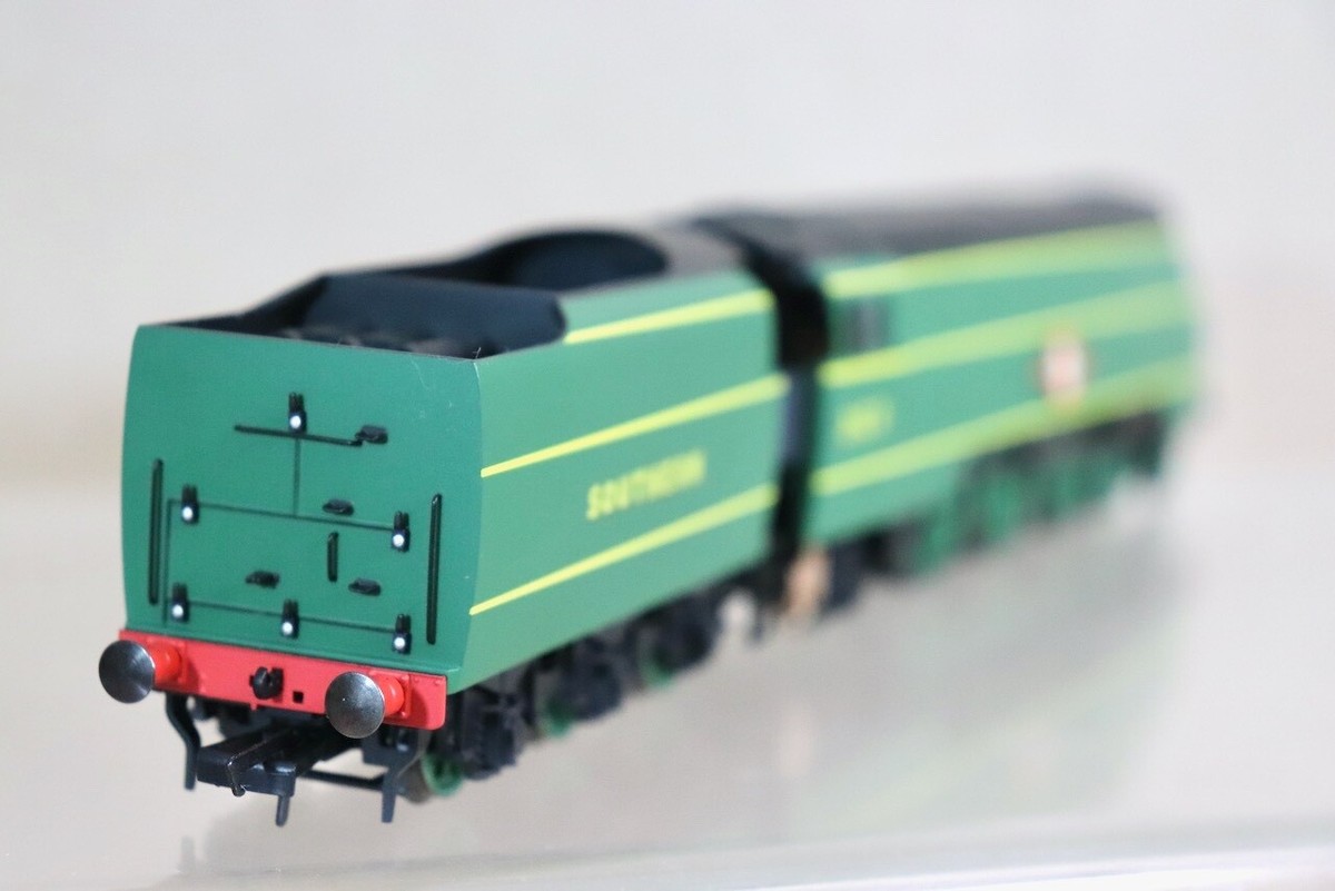 HORNBY R3435 SOUTHERN SR 4-6-2 MERCHANT NAVY LOCOMOTIVE 21C3 ROYAL