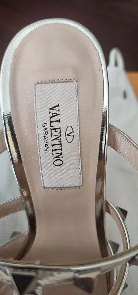 Sandalias de tacón Valentino Garavani Rockstud doradas 36/6 Foto 2 de 4