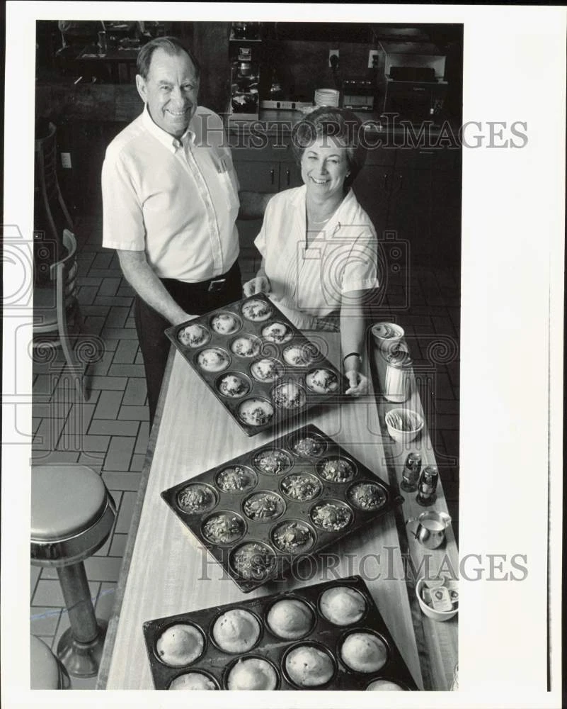 1988 Press Photo Penny and Sam Duncan pose at The Muffin Tin Restaurant