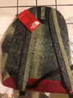 Sac à dos vert rouge peau de serpent Supreme x The North Face TNF