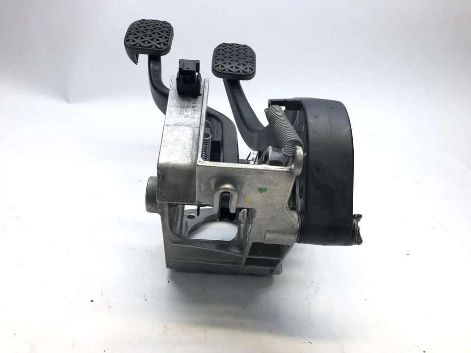 Оригинальная шестиступенчатая педаль тормоза и сцепления ручной коробки передач 2008 BMW 335i - Изображение 4 из 4