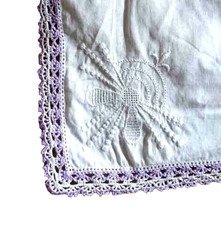 Altes Taschentuch wei&szlig;, lila Spitzenrand Leinen bestickt 1920 28x28 cm