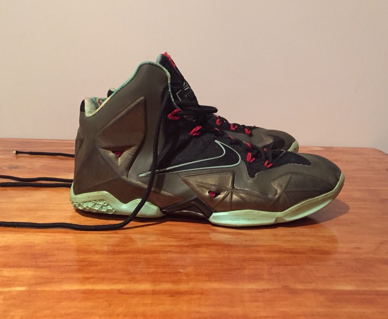 Nike Lebron XI XDR Basketball King Pride Parachute gold Black-Loden Mens Sz US 6 Nike Lebron XI XDR Basketball King Pride Parachute gold Black-Loden Mens Sz US 6