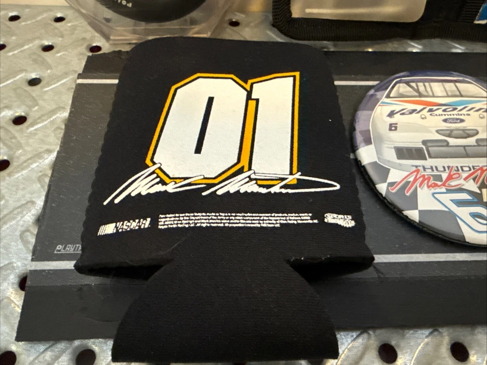 VTG 3 1/2" PINBACK BUTTON NASCAR - MARK MARTIN #6 + 5 Random Lot - Image 3 of 4