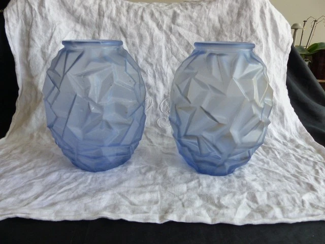 PAIRE DE VASE ART DECO EN VERRE MOULE DEPOLIE A MOTIF GEOMETRIQUE A NETTOYER - Photo 1/4