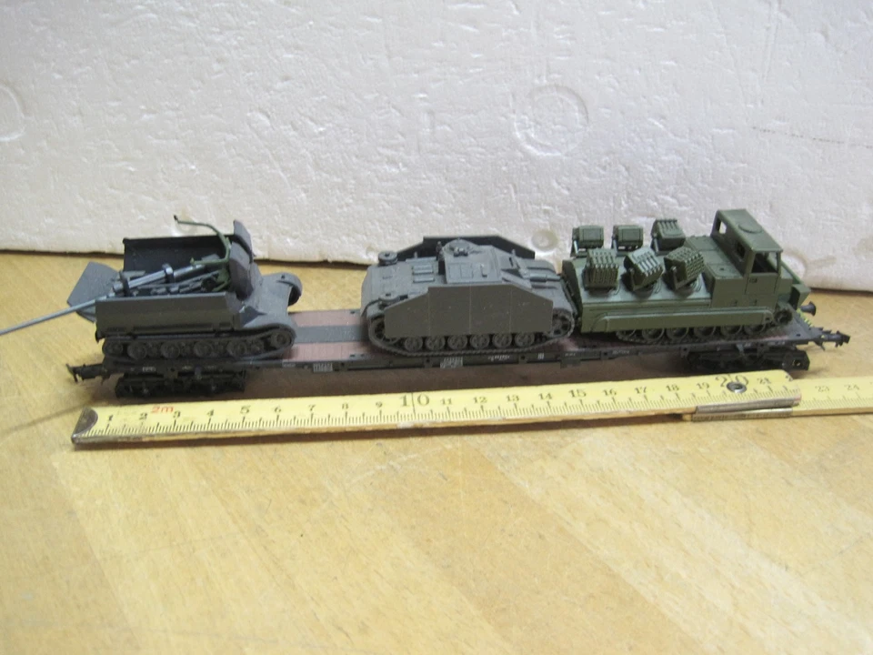 Roco   Militär     Güterwagen mit 3 x Panzer