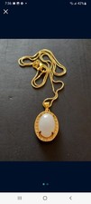 BEAUTIFUL GOLD PLATED WHITE JADE PENDANT WITH 17" CHAIN.