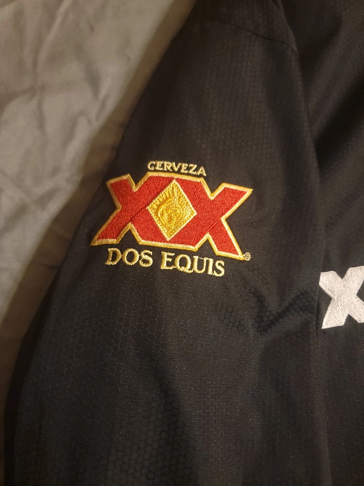 Chaqueta Softshell Negra Para Hombre Dos Equis XX Logo y Bandera de México Foto 3 de 4