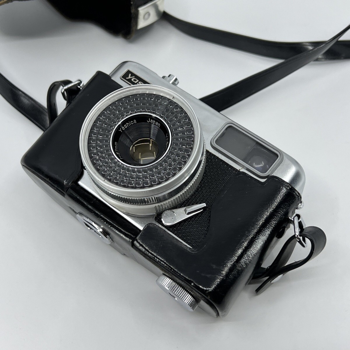 Yashica Ez-Matic Yashinon-Dx 126 Film Camera f/2.7 37mm Leather