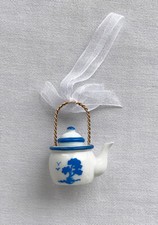 Afternoon Tea #3 2005 ~ porcelana y metal, holandés ~ adorno en miniatura con sello