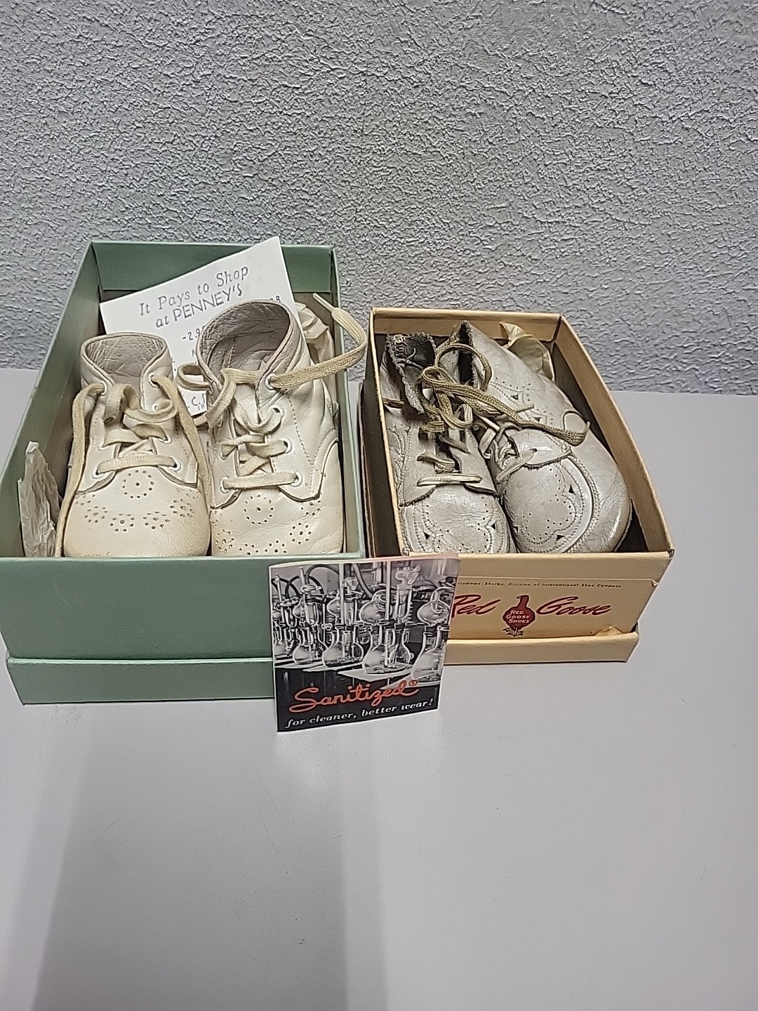 Sanitized 2 Pair White With Box Papers Mcm