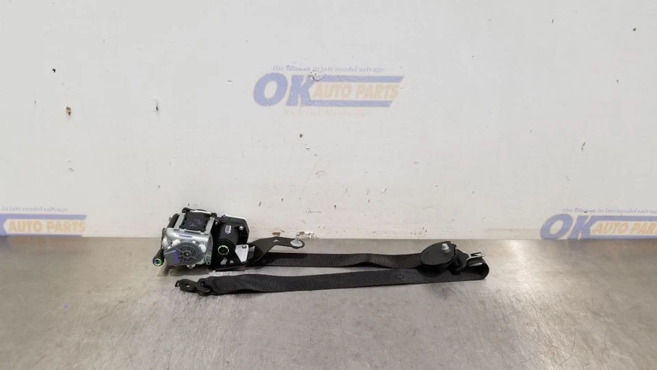 17 MERCEDES BENZ CLS63S AMG W218 SEAT BELT RETRACTOR FRONT LEFT DRIVER BLACK Foto 2 de 4