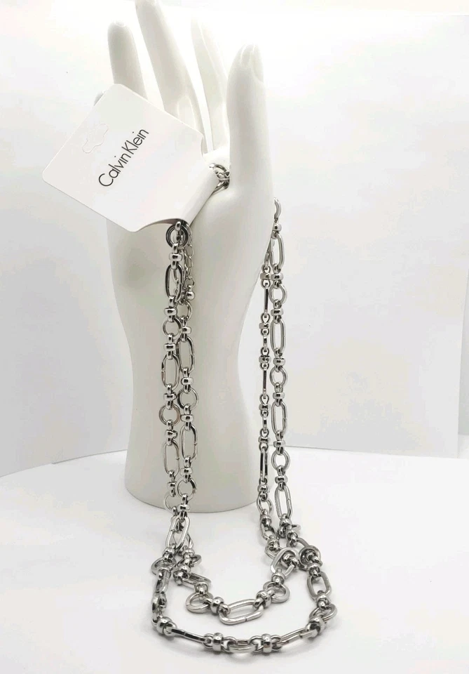 Collar de cadena con clip plateado de Calvin Klein (36") Foto 2 de 4