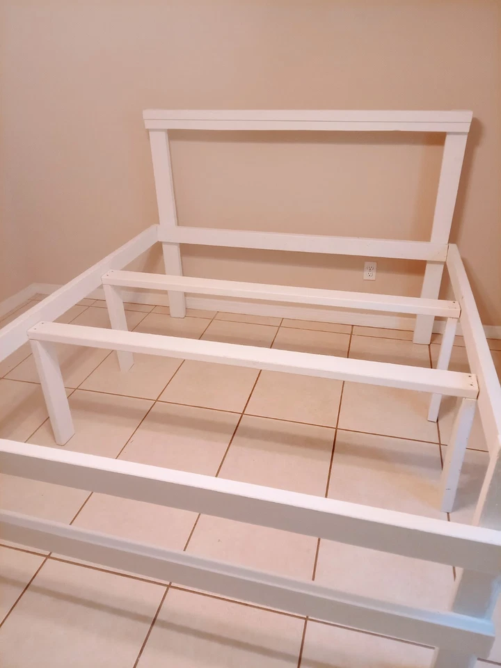 Artesanía, acabado pintura blanca, tabla de cabeza y pie tamaño King Foto 4 de 4