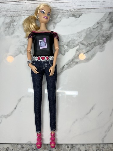 Barbie Puppe Foto Mode 2012 mit eingebauter Kamera funktioniert - Bild 1 von 5
