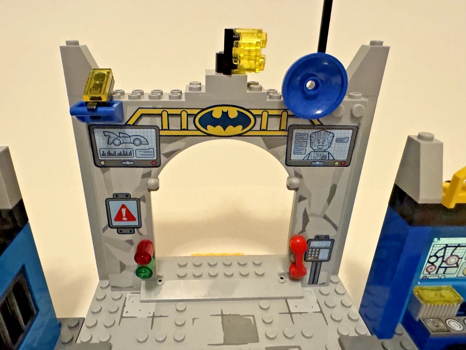 Lego 10672 Batman (Juniors) - 100% Complete w/ 3 Minifigures & Instruction Book - Image 2 of 4