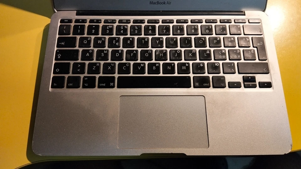 Apple MacBook Air 11” A1370 EMC2471 NON FUNZIONANTE per ricambi SSD 500GB - Immagine 2 di 4