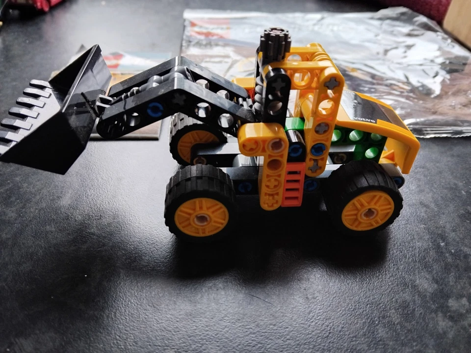 LEGO Technic 30433 Volvo Wheel Loader, photo 2 of 5