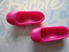 POUPEE BARBIE / PAIRE DE CHAUSSURES : BOTTES, ESCARPINS ....... (2729)