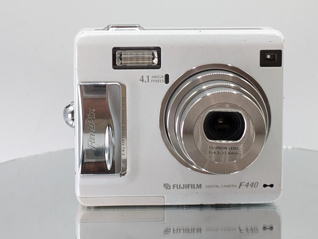 FUJIFILM FinePix F440 White Digital Compact Camera4.1MP FUJIFILM FinePix F440 White Digital Compact Camera4.1MP