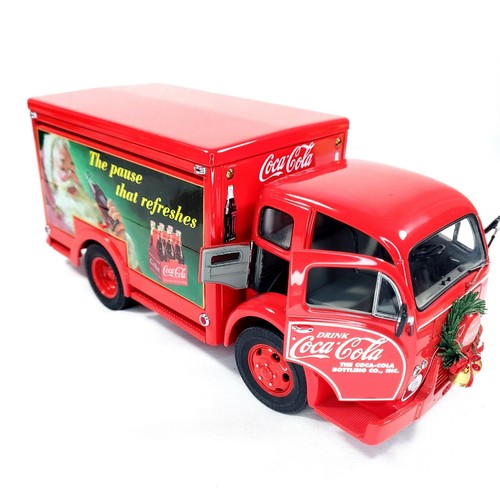 DANBURY MINT 1:24 1950's Coca-Cola Christmas Truck - Picture 2 of 12